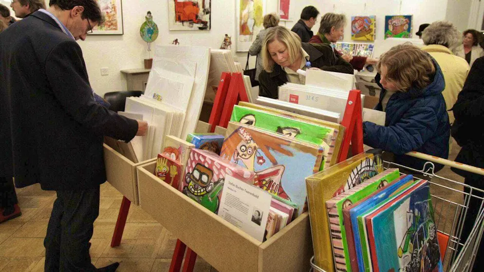 Visitors to the Swiss Art Supermarket choose pictures for their living rooms. The artists' originals are available in four price categories. But with the end of the 25th exhibition on January 12, the Swiss Art Supermarket closes for good. (archive picture)