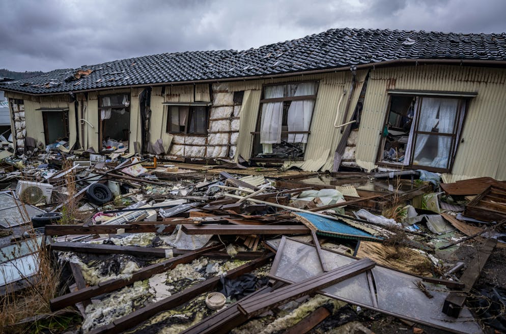 Cette photo prise le 11 décembre 2024 montre les rideaux d'une maison effondrée flottant au vent à Wajima, dans la préfecture d'Ishikawa, à la suite du grand tremblement de terre du jour de l'an 2024. Le tremblement de terre du jour de l'an 2024 a été le plus meurtrier que le Japon ait connu depuis plus d'une décennie, faisant près de 470 victimes.
