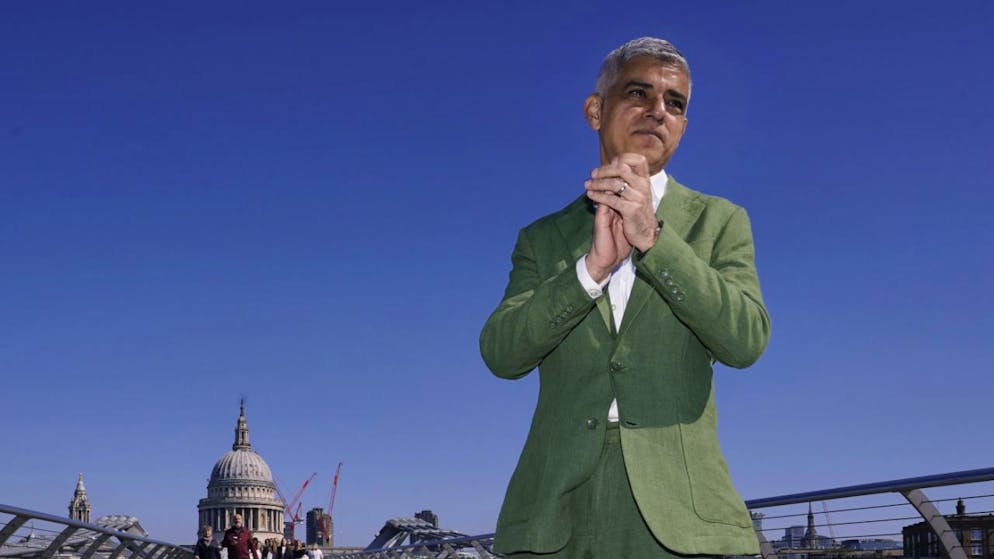 Ritterschlag für Ex-Englandtrainer und Londons Bürgermeister - Gallery. Auch der Londoner Bürgermeister Sadiq Khan wird laut der Liste der Neujahrsehrungen des britischen Königshauses zum Ritter geschlagen.