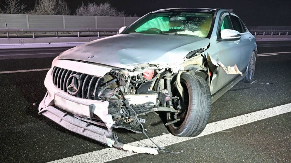 Beim Unfall auf der A2 in Rothenburg verletzte sich der Autofahrer und musste hospitalisiert werden.