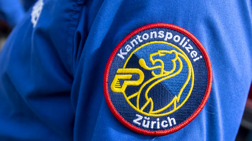 Nach einem Angriff auf einen Mann hat die Polizei vier mutmassliche Täter verhaftet. 