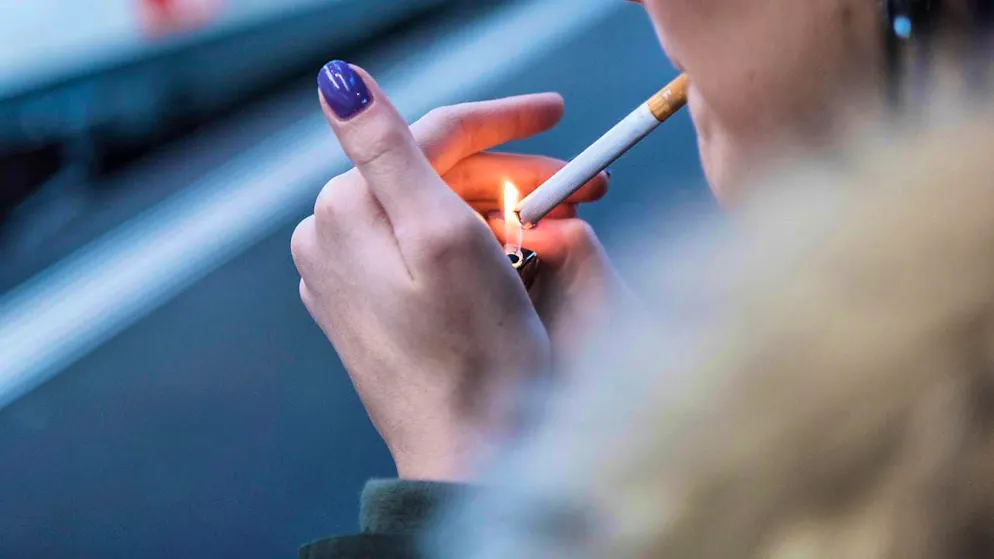 Smokers shorten their lives by an average of 20 minutes with every cigarette, according to estimates by British scientists. (symbolic image)