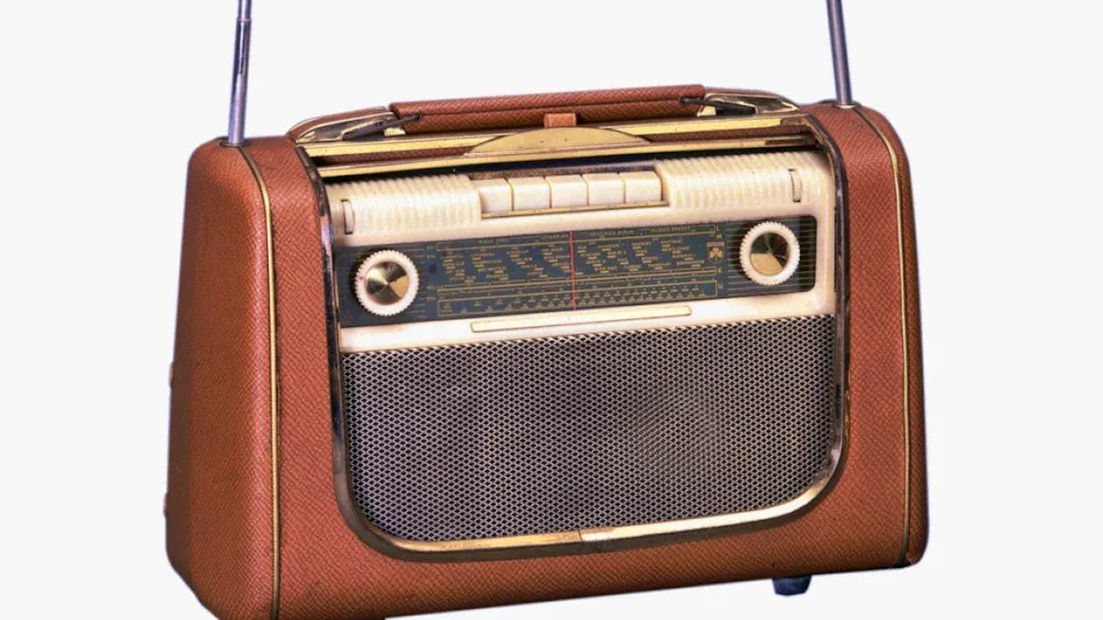 SRG is pulling the plug on FM reception for SRF1, SRF2 Kultur and SRF3 on New Year's Eve midnight. Connections to around 850 ultra-shortwave transmitters throughout Switzerland will be cut. (Archive image of the Grundig VHF Concert-Boy 58 radio model from 1956)