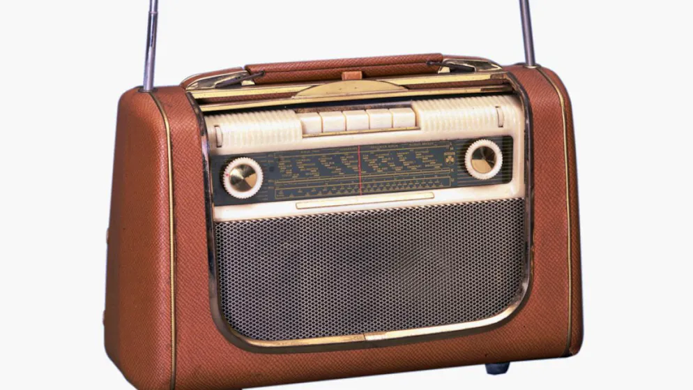 Für SRF1, SRF2 Kultur und SRF3 zieht die SRG an Silvester-Mitternacht den Stecker für den UKW-Empfang. Gekappt werden die Verbindungen zu rund 850 Ultrakurzwellen-Sendeanlagen in der ganzen Schweiz. (Archivbild des Radio-Modells Grundig UKW Concert-Boy 58 von 1956)