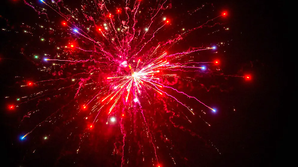 ARCHIV - In den Städten Athen, Limassol und Larnaka wird es geräuschloses Feuerwerk geben. Foto: Sina Schuldt/dpa