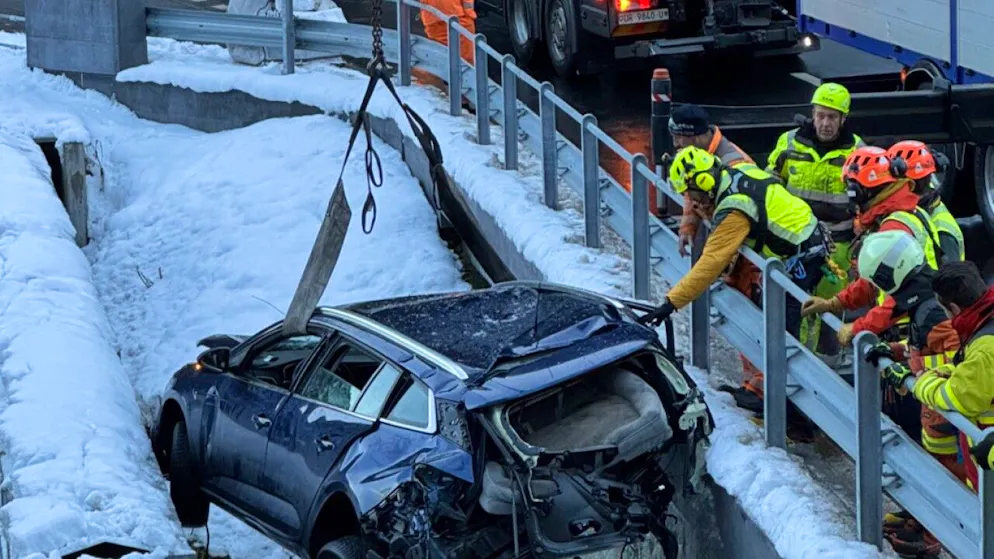 Beim Verkehrsunfall in Wassen UR verletzte sich die Automobilistin erheblich. Das Auto musste aus der Reuss geborgen werden.