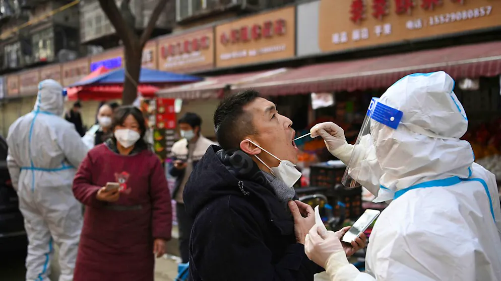 Ein Mediziner macht bei einem Mann eine Abstrichprobe für einen Covid-19-Test in der mittelchinesischen Provinz Shaanxi im Jahr 2022. (Archivbild)
