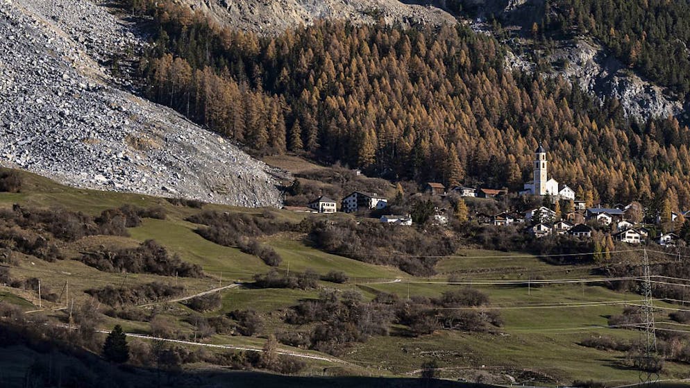 Das von einem Felssturz bedrohte Dorf Brienz GR in einer Aufnahme von Mitte November 2024. 