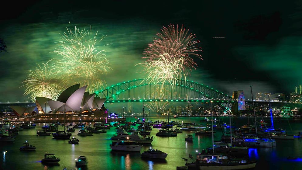 A Sydney, plus d'un million de spectateurs, réunis dans la ville autoproclamée "capitale mondiale du Nouvel An", ont vu à minuit neuf tonnes de feux d'artifice illuminer le ciel au-dessus de son incontournable opéra et du Harbour Bridge.