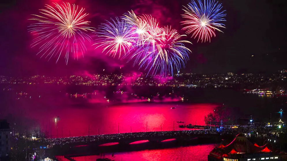 Once again this year, fireworks light up the night sky over Lake Zurich. (archive picture)