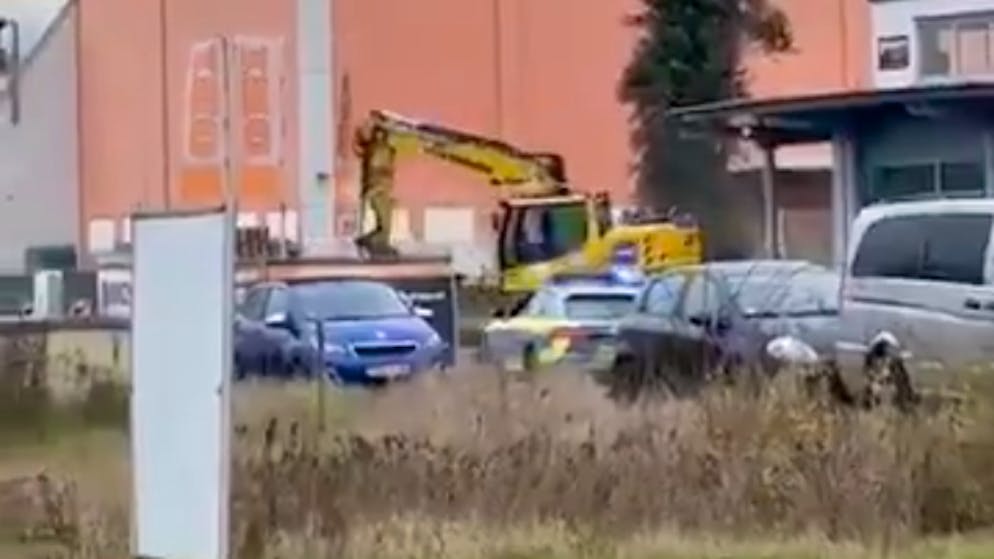 At least three officers injured. Excavator drive amok - German police shoot driver dead