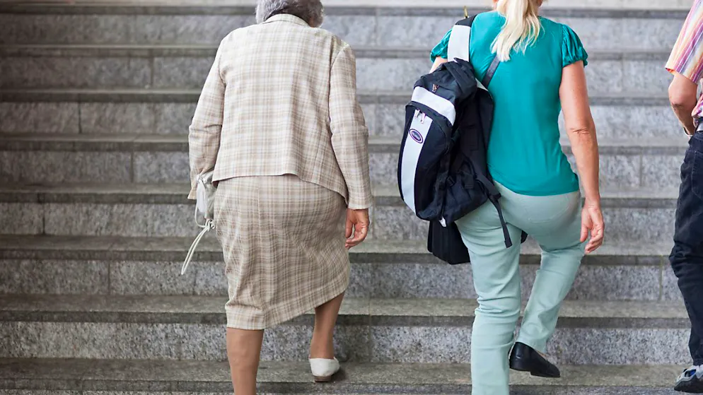Frauen könnten laut australischen Wissenschaftlern ihr Herz-Kreislauf-Risiko
leicht reduzieren, auch durch regelmässiges Treppensteigen. (Symbolbild)