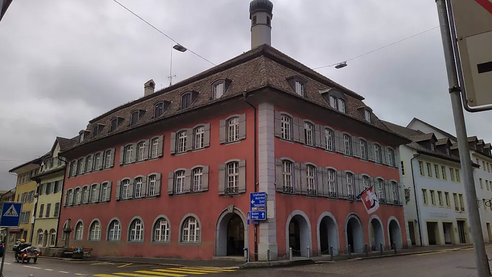 Weil die Abstimmungs-Briefkästen in den Zurzacher Ortschaften zu wenig genutzt wurden, bleibt für die Stimmabgabe bis 10.00 Uhr am Abstimmungssonntag nur noch der Briefkasten beim Rathaus in Bad Zurzach offen. (Archivbild)