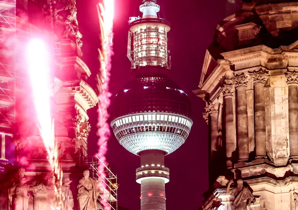 epa11800408 Fireworks are set off next to Berlin TV Tower and Berliner Dom during New Year's Eve celebrations in Berlin, Germany, 31 December 2024. EPA/FILIP SINGER