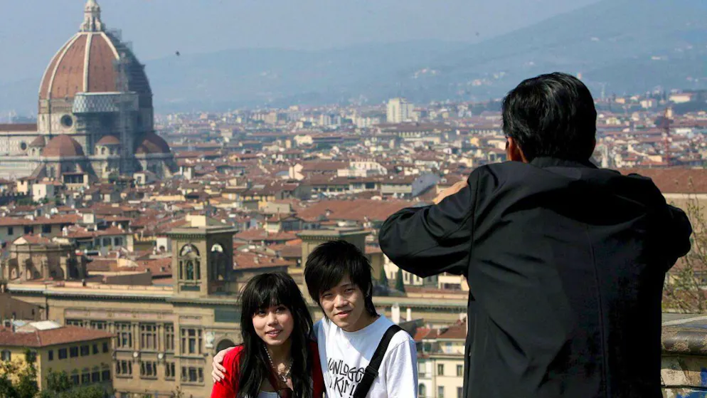Italien richtet in mehreren Grossstädten unter anderem in Florenz «rote Zonen» ein. Aus diesen können
gewalttätige, vorbestrafte oder von der Polizei als gefährlich eingestufte
Personen von der Exekutive ohne Gerichtsbeschluss weg gewiesen werden. 