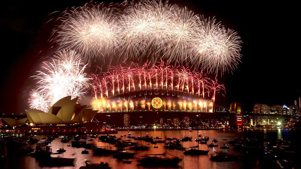 Vor der Kulisse der Harbour Bridge und des ikonischen Opernhauses erleuchtet in Sydney jedes Jahr zu Silvester ein Mega-Feuerwerk den Nachthimmel. (Archivbild)