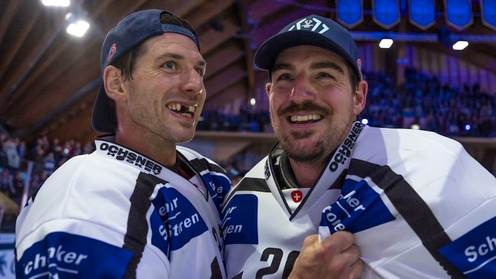 Fribourgs Samuel Walser (mit Zahnlücke) und Goalie Reto Berra freuen sich über den Triumph am Spengler Cup.