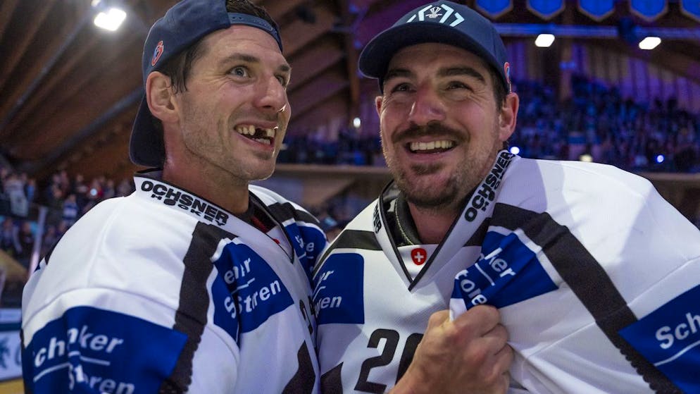 Samuel Walser und Reto Berra feiern nach dem Sieg im Spengelr Cup.