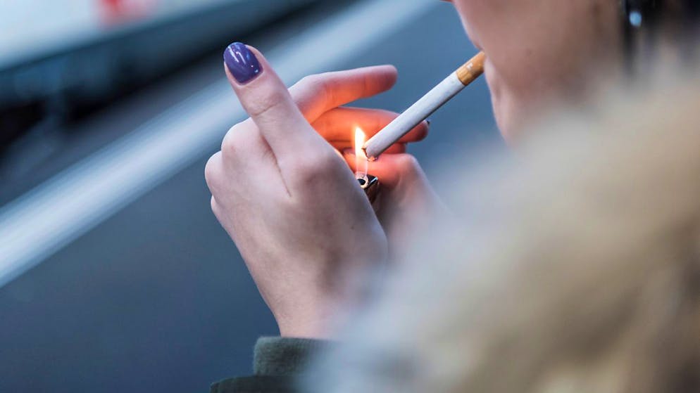 Raucherinnen und Raucher verkürzen ihr Leben nach Schätzungen britischer Wissenschaftler mit jeder Zigarette um durchschnittlich 20 Minuten. (Symbolbild)