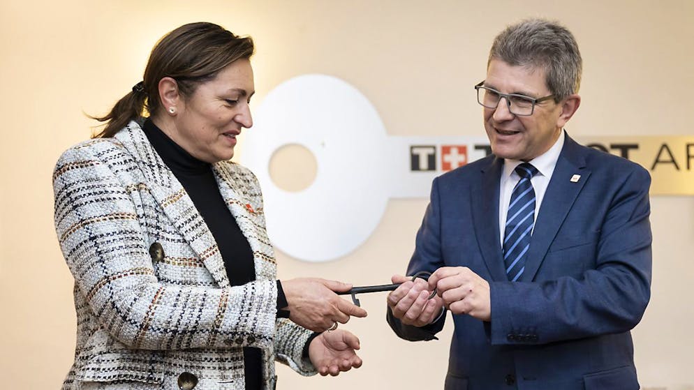 Erich Fehr (SP) übergab seiner Nachfolgerin und Parteikollegin Glenda Gonzalez Bassi am Dienstag den Schlüssel zur Präsidialdirektion.