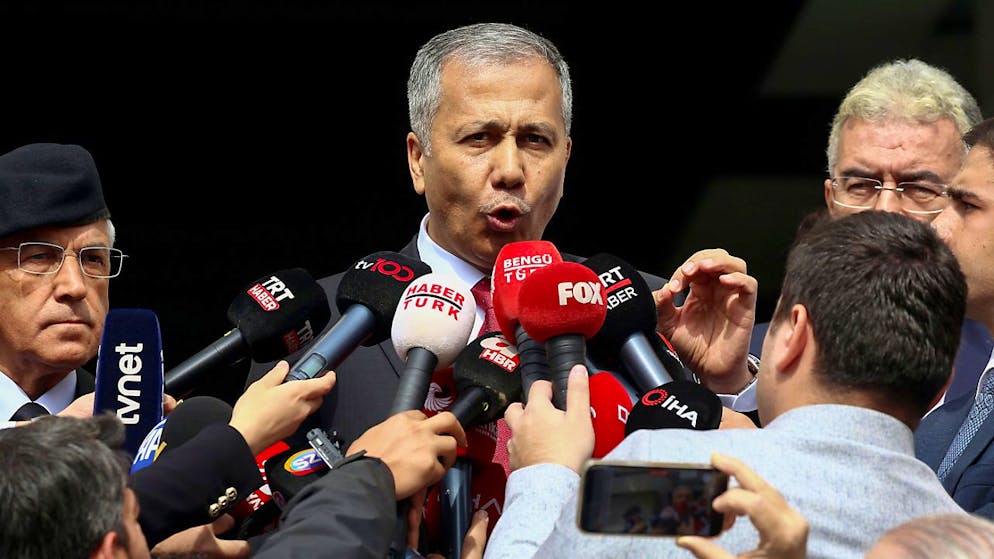 ARCHIV - Ali Yerlikaya, Innenminister der Türkei, spricht mit Journalisten. Foto: Ali Unal/AP/dpa
