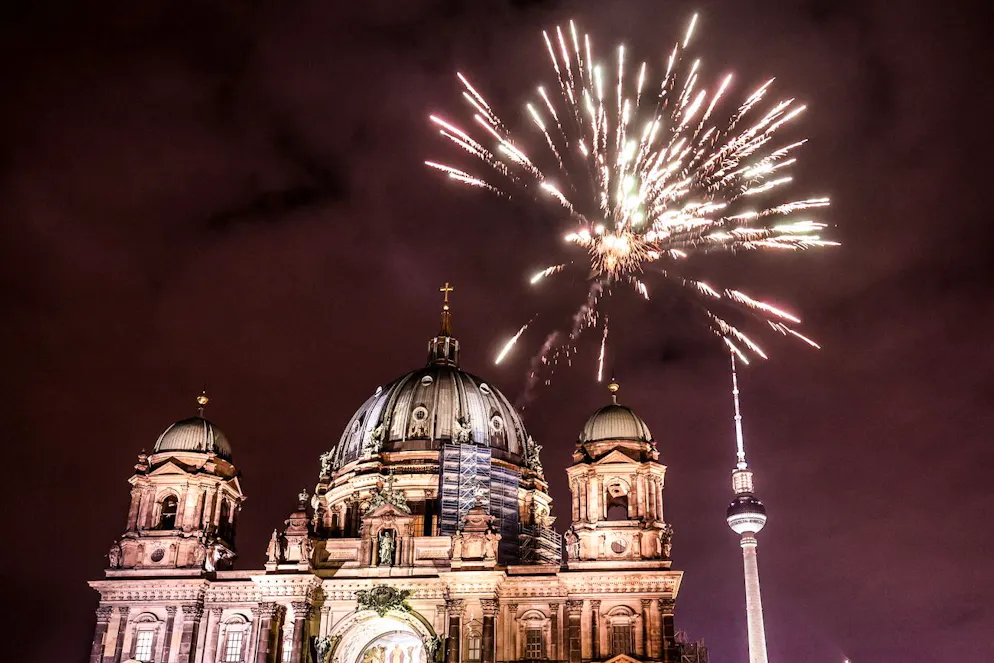 epa11800409 Fireworks illuminate the sky over Berlin TV Tower and Berliner Dom during New Year's Eve celebrations in Berlin, Germany, 31 December 2024. EPA/FILIP SINGER