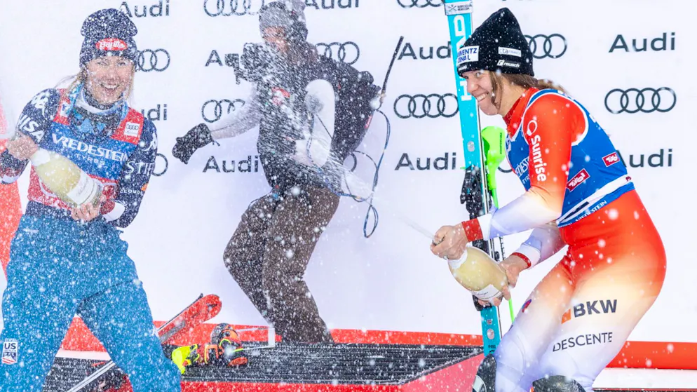 Camille Rast (rechts) hat in dieser Saison schon drei Podestplätze herausgefahren. In Gurgl feiert sie ihren 3. Platz gemeinsam mit Siegerin Mikaela Shiffrin, die zuletzt verletzt pausieren musste.