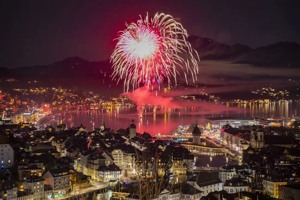 Le Nouvel An se célèbre souvent sous les feux d'artifice, comme ici à Lucerne.