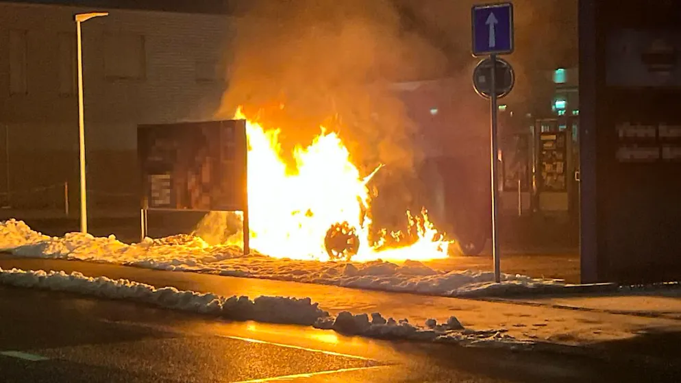 Das Auto wurde nach dem Brand von einem Abschleppunternehmen abtransportiert.