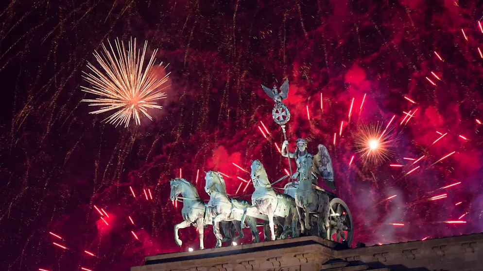 ARCHIV - Feuerwerk zum Jahreswechsel steigt während der Feier «Silvester am Brandenburger Tor» hinter dem Brandenburger Tor auf. Foto: Sebastian Gollnow/dpa