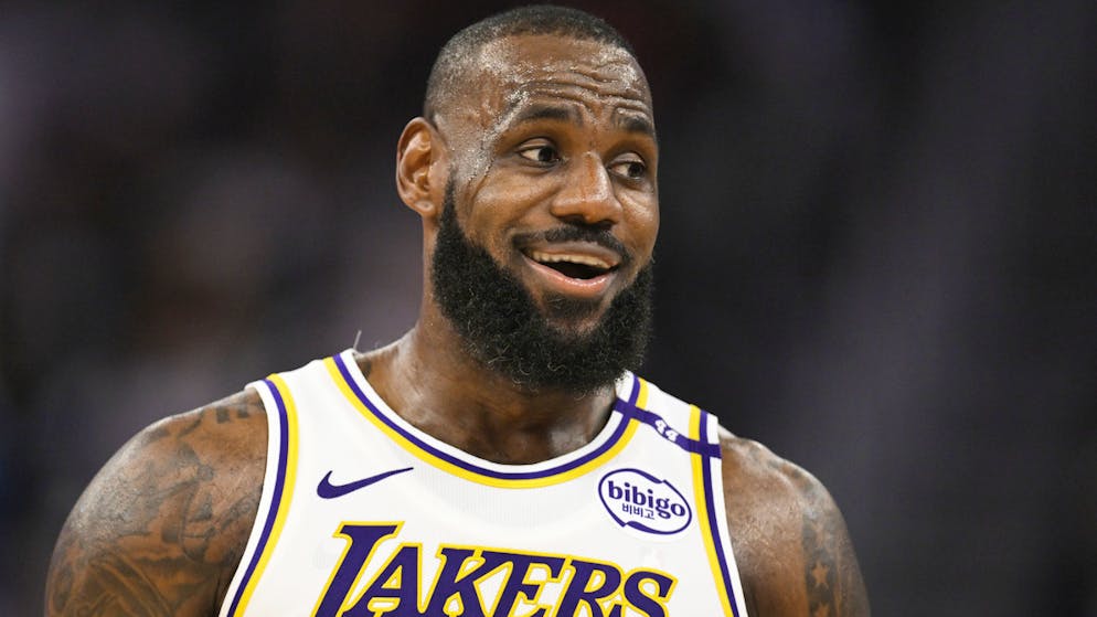 LeBron James, qui a fêté lundi son 40e anniversaire, a déclaré qu'il pourrait jouer encore «cinq à sept ans» en NBA.