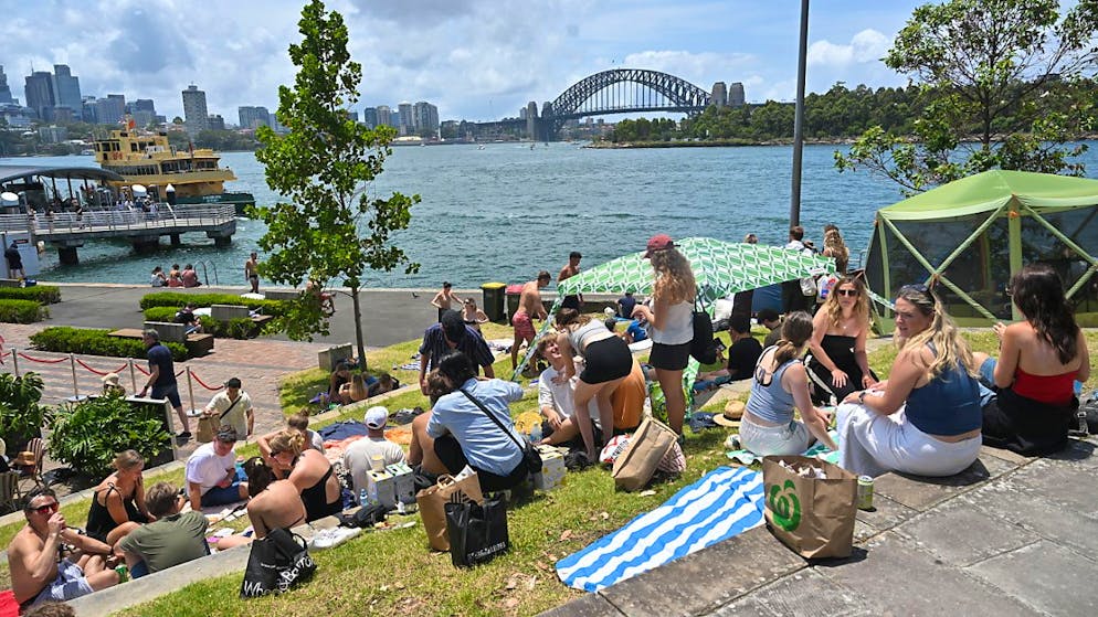 Sydney bereitet sich auf Mega-Feuerwerk vor - Gallery. Schon seit dem frühen Morgen campen fröhliche Menschen bei 28 Grad im Schatten rund um den Hafen von Sydney, um das berühmte Feuerwerk zu erleben.