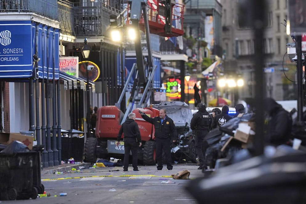 New Orleans. Les services d'urgence se rendent sur les lieux de Bourbon Street après qu'un véhicule ait foncé dans la foule sur Canal et Bourbon Street à la Nouvelle-Orléans, mercredi 1er janvier 2025. (AP Photo/Gerald Herbert)