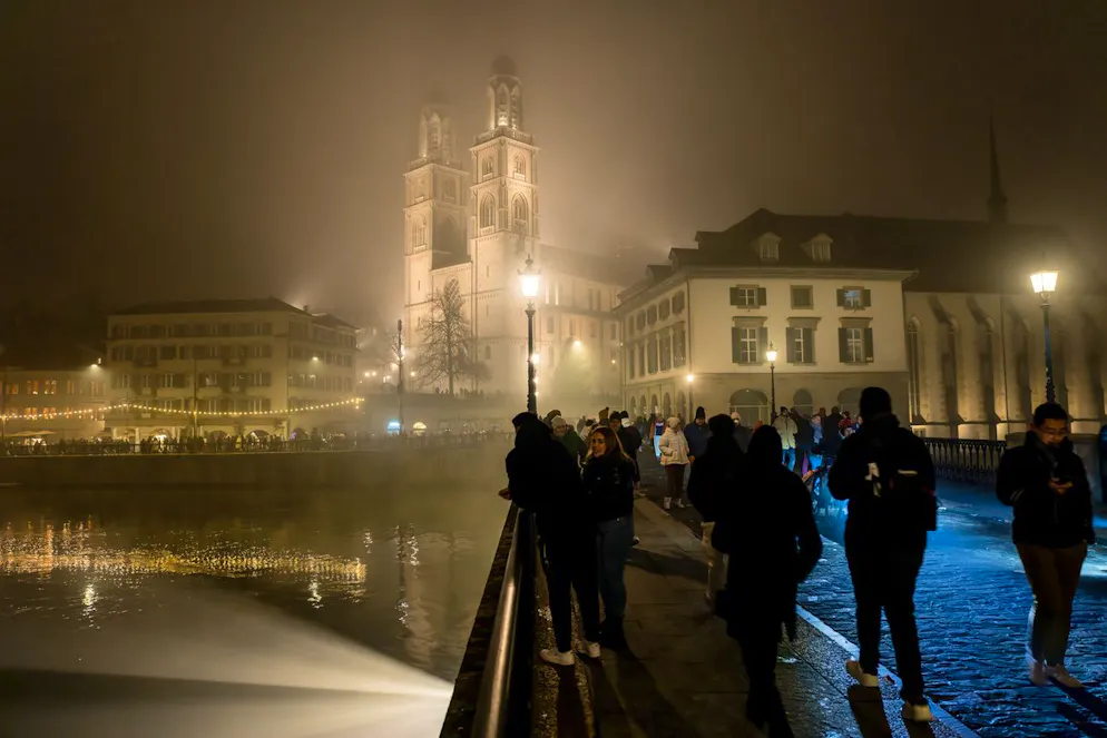Das Grossmuenster laeutet das alte Jahr aus anlaesslich dem Silvesterzauber am Dienstag, 31. Dezember 2024 in Zuerich. (KEYSTONE/Philipp Schmidli)