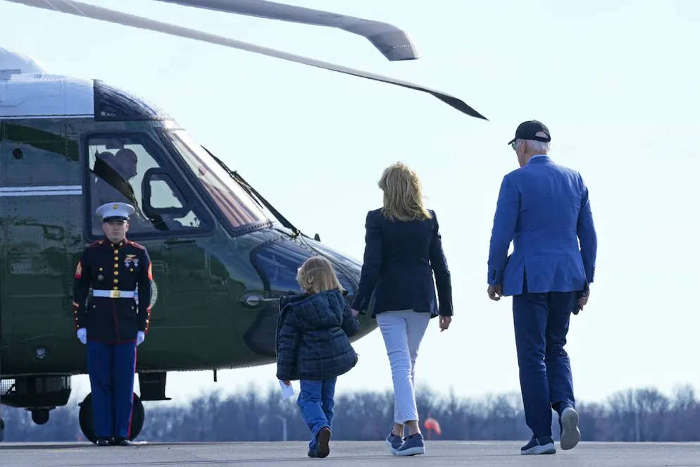 Le président Joe Biden, à droite, la première dame Jill Biden, deuxième à partir de la droite, et leur petit-fils Beau Biden, deuxième à partir de la gauche, se dirigent vers Marine One à l'aéroport international de Philadelphie, mardi 31 décembre 2024, alors qu'ils retournent à Wilmington (Delhi) après leurs vacances dans les îles Vierges américaines (AP Photo/Susan Walsh).