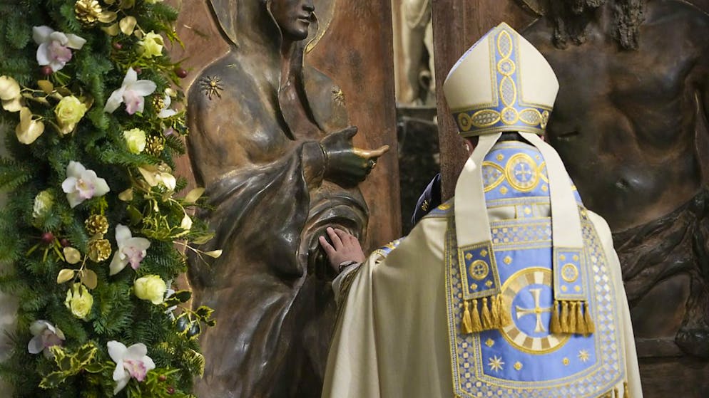 Rolandas Makrickas mentre apre la porta della basilica di Santa Maria Maggiore a Roma