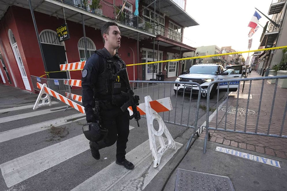New Orleans. Un membre des secours passe devant une barricade sur le lieu de l'attaque.
