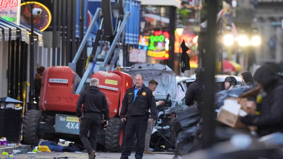 Rettungskräfte betreten den Tatort auf der Bourbon Street, nachdem ein Fahrzeug in eine Menschenmenge auf der Canal und Bourbon Street in New Orleans gefahren ist. Foto: Gerald Herbert/AP/dpa