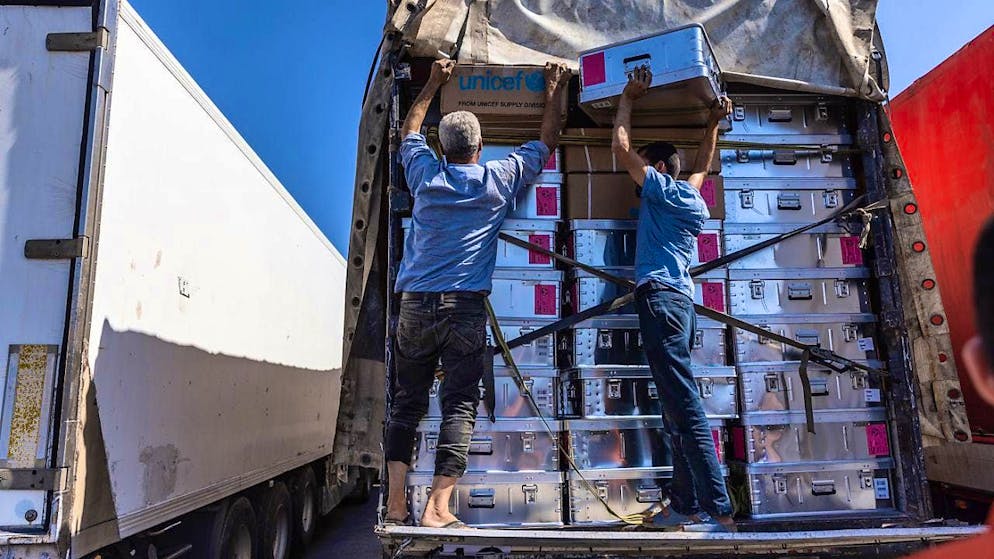 ARCHIVE - Volunteers unload a truck with humanitarian aid supplies. Photo: Anas Alkharboutli/dpa/Archive image
