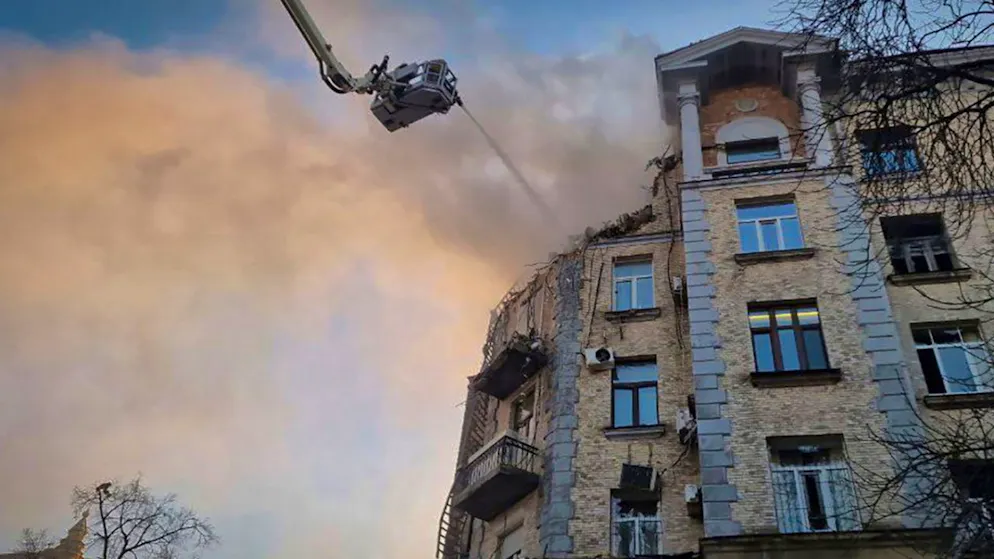 Feuerwehrleute löschen das Feuer in einem beschädigten Gebäude nach einem russischen Drohnenangriff. Foto: Oksana Johannesson/AP/dpa