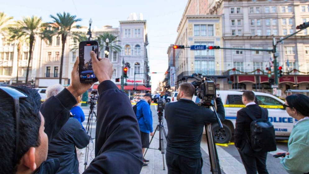 Media e poliziotti nel quartiere francese di New Orleans