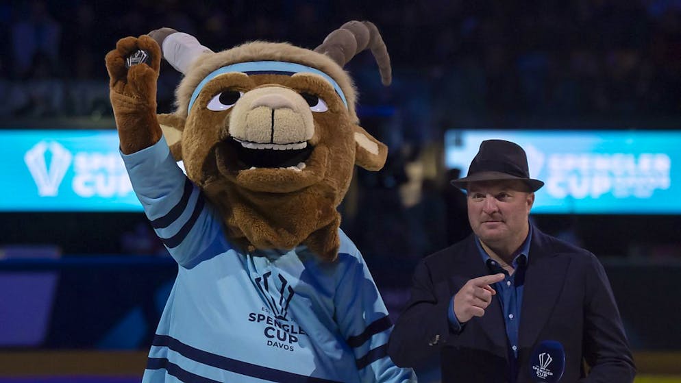 Auf der ganzen Linie zufrieden: OK-Präsident Marc Gianola mit dem Spengler-Cup-Maskottchen Hitsch.