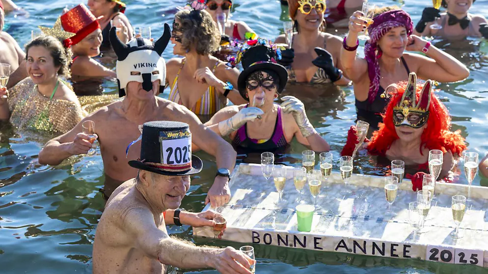 Le Nouvel An assombri par des accidents en Suisse - Gallery. A Genève, on a porté un toast dans l'eau glacée du lac.