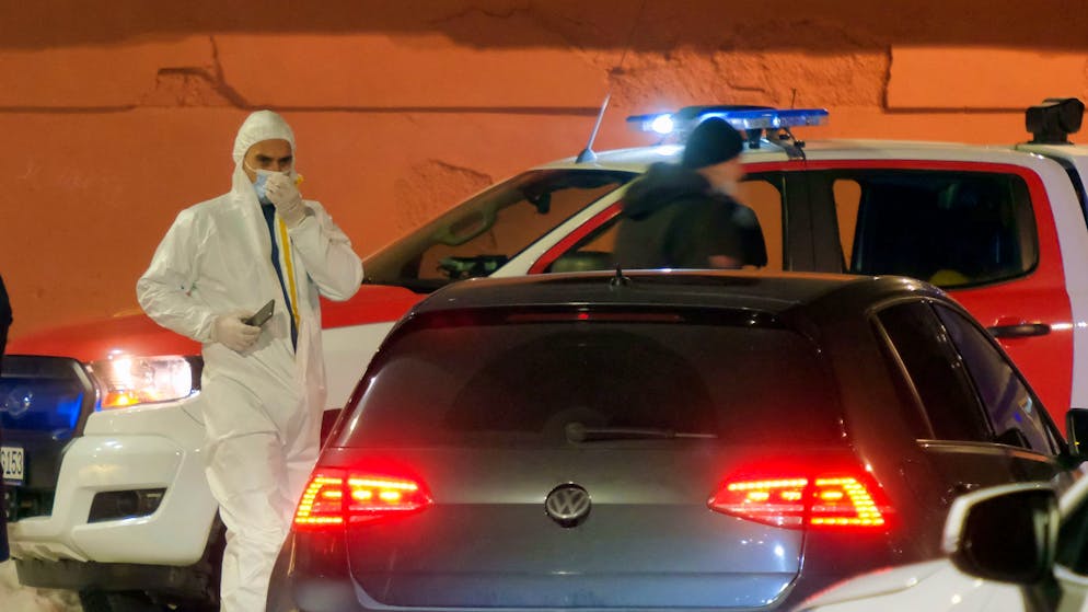 Mann in Montenegro erschiesst mehrere Menschen. Polizisten sind am Tatort im Einsatz. Der Schütze ist flüchtig.