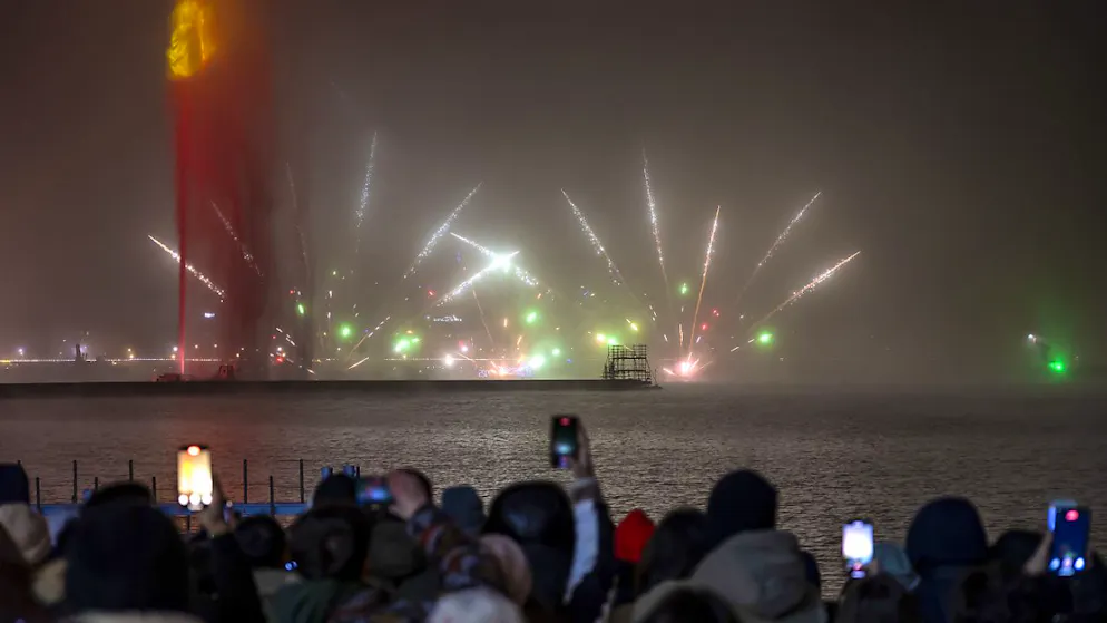 Le Nouvel An assombri par des accidents en Suisse - Gallery. La foule s'est rassemblée au bord du lac à Genève pour admirer les feux, malgré le brouillard.