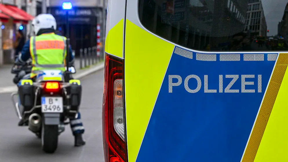Die Berliner Polizei hat am Donnerstagabend einen "schweren Sicherheitsvorfall" mit zwei durch eine Explosion verletzten Beamten gemeldet. (Archivbild)