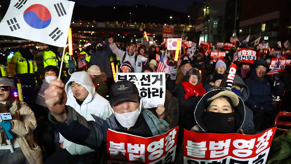 Plusieurs centaines de partisans de M. Yoon sont rassemblés dans les environs de son domicile, dont certains ont passé toute la nuit sur place, surveillés par les forces de l'ordre en grand nombre, ont constaté des reporters de l'AFP.