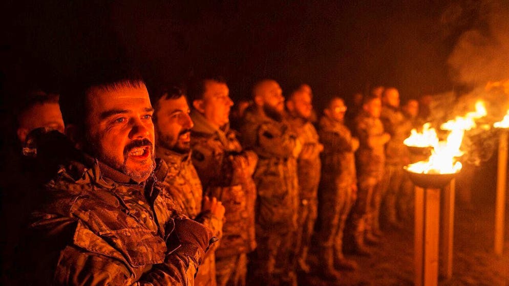 ARCHIVE - Ukrainian soldiers take part in a memorial service for their fallen comrades. Photo: Evgeniy Maloletka/AP/dpa