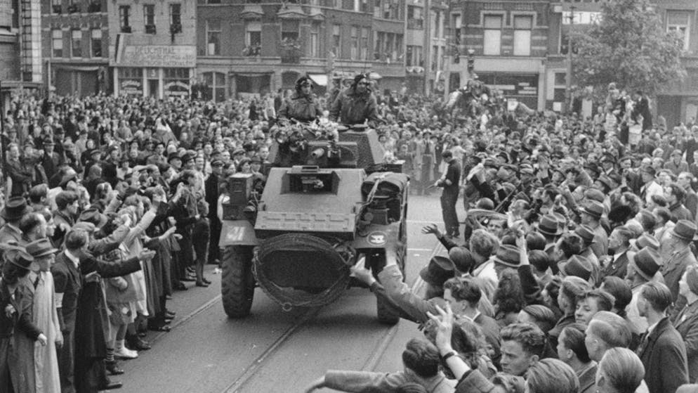 ARCHIVE - People stand at the side of the road to welcome the liberating Allied troops to their home town. In the Netherlands, the names of around 425,000 suspected collaborators with the German occupiers during the Second World War are now available online. Photo: Uncredited/AP/dpa