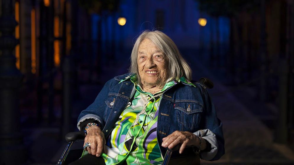 Agnes Keleti im April 2024 bei einem Besuch des Madame-Tussauds-Museums in Budapest